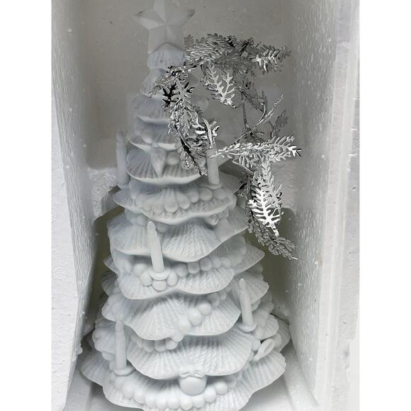 Dept 56 Winter Silhouette “PUTTING UP TREE” #77895 with Box Porcelain Used - Picture 4 of 7